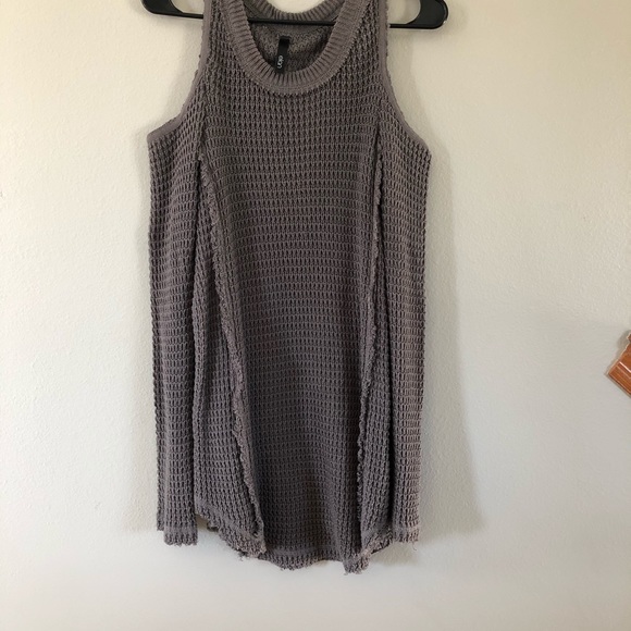 Elan Cold Shoulder Top - Picture 2 of 5